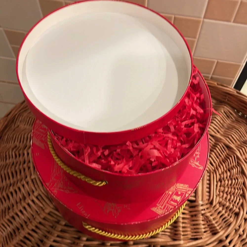 VINTAGE ELIZABETH ARDEN HAT OR STORAGE BOXES
